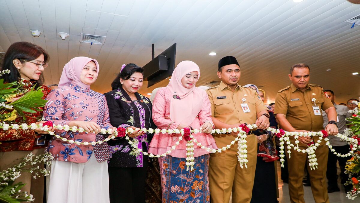 Fantastis! UKM Jateng Corner Tembus Omzet Rp657 Juta Pasarkan Produk Lokal 50 Sejumlah tokoh melakukan pemotongan ronce melati secara bersama-sama dalam acara peresmian