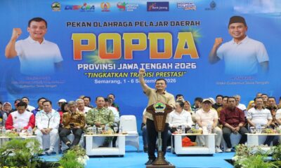 Spanduk pembukaan POPDA Provinsi Jawa Tengah 2026 dengan latar belakang biru dan foto pejabat serta peserta