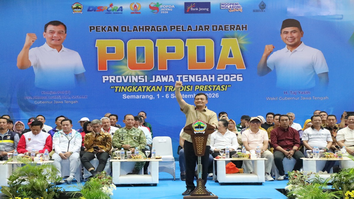 Keren! Gelaran Popda Jateng 2026 Dibuka, Ribuan Atlet Muda Siap Berebut Tiket Nasional 50 Spanduk pembukaan POPDA Provinsi Jawa Tengah 2026 dengan latar belakang biru dan foto pejabat serta peserta
