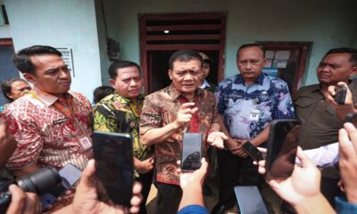 Sejumlah wartawan mengarahkan ponsel dan kamera untuk mewawancarai seorang pejabat pemerintah yang mengenakan baju batik