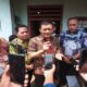 Sejumlah wartawan mengarahkan ponsel dan kamera untuk mewawancarai seorang pejabat pemerintah yang mengenakan baju batik