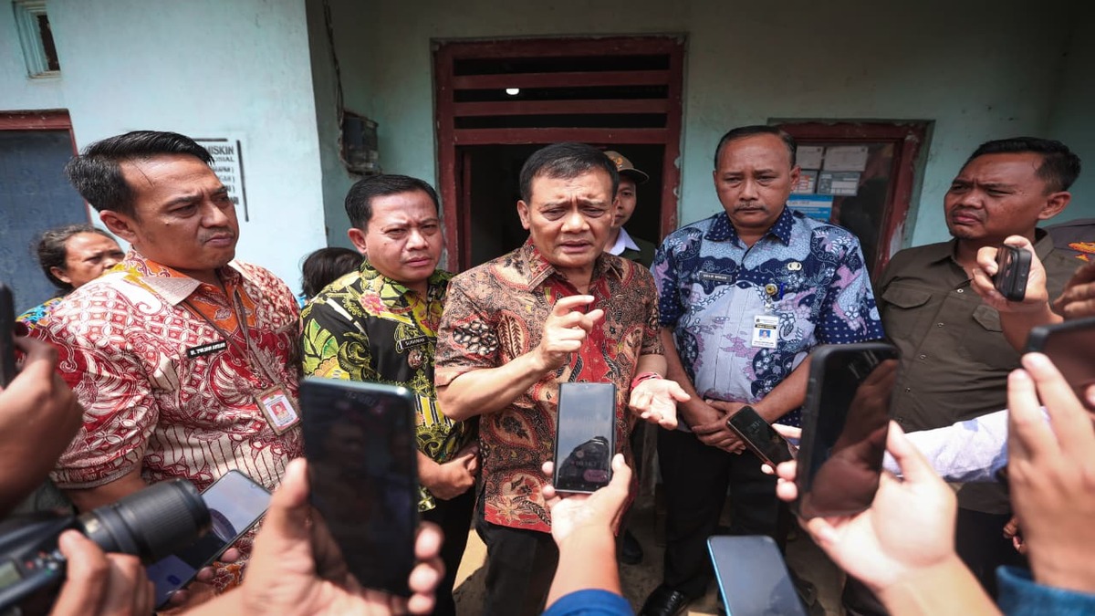 Terungkap! Bansos Lansia Korban Penyalahgunaan KTP Dipulihkan Gubernur Luthfi 49 Sejumlah wartawan mengarahkan ponsel dan kamera untuk mewawancarai seorang pejabat pemerintah yang mengenakan baju batik