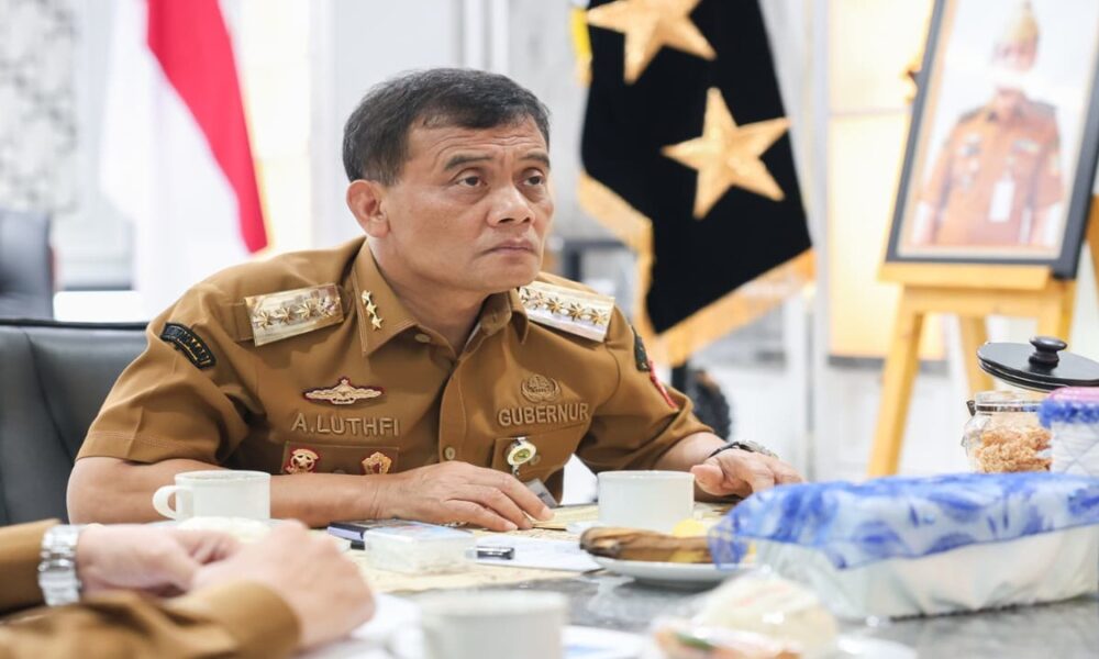 Ahmad Luthfi mengenakan seragam dinas gubernur saat memimpin rapat