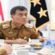 Terobosan! 322 Ribu KK di Jateng Masuk Sistem Perlindungan Sosial Digital 53 Ahmad Luthfi mengenakan seragam dinas gubernur saat memimpin rapat
