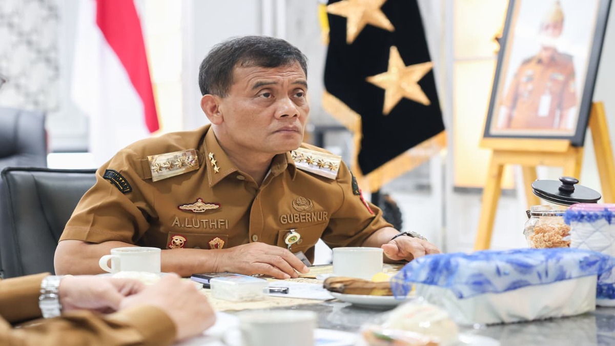 Terobosan! 322 Ribu KK di Jateng Masuk Sistem Perlindungan Sosial Digital 51 Ahmad Luthfi mengenakan seragam dinas gubernur saat memimpin rapat