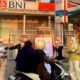 Kepedulian BNI Salurkan Ribuan Masker untuk warga terdampak erupsi Gunung Anak Krakatau 55 Beberapa wanita bermasker membagikan brosur kepada pengendara motor di depan gedung bank BNI