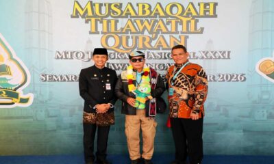 Tiga orang pria berpose di depan latar bertuliskan Musabaqah Tilawatil Quran MTQ Tingkat Nasional XXXI Semarang 2026