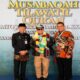 Istimewa! MTQ Nasional XXXI Jadi Momen Gubernur Kaltara Pulang ke Rumah Kedua 61 Tiga orang pria berpose di depan latar bertuliskan Musabaqah Tilawatil Quran MTQ Tingkat Nasional XXXI Semarang 2026