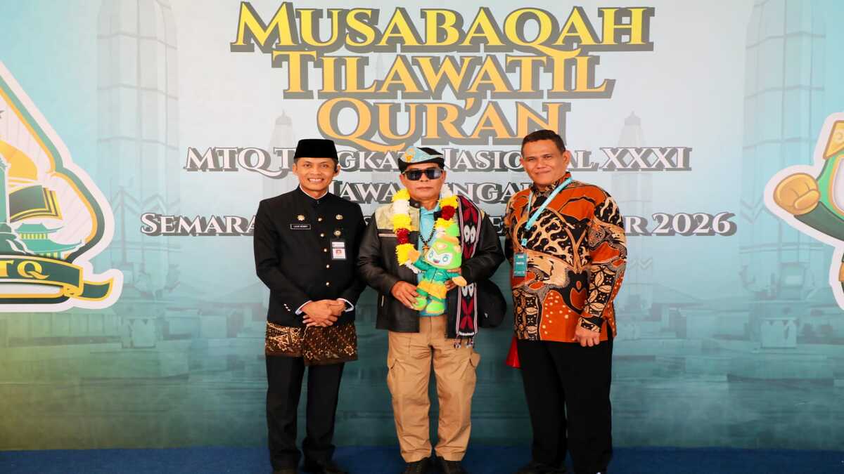 Istimewa! MTQ Nasional XXXI Jadi Momen Gubernur Kaltara Pulang ke Rumah Kedua 51 Tiga orang pria berpose di depan latar bertuliskan Musabaqah Tilawatil Quran MTQ Tingkat Nasional XXXI Semarang 2026