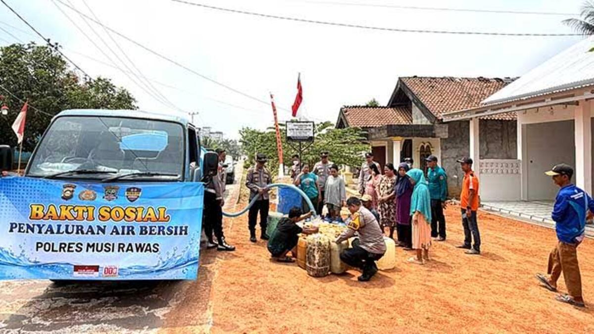 Aksi Responsif! Polda Sumsel Salurkan Air Bersih untuk Warga Muara Lakitan yang Kekeringan 52 IMG 0273