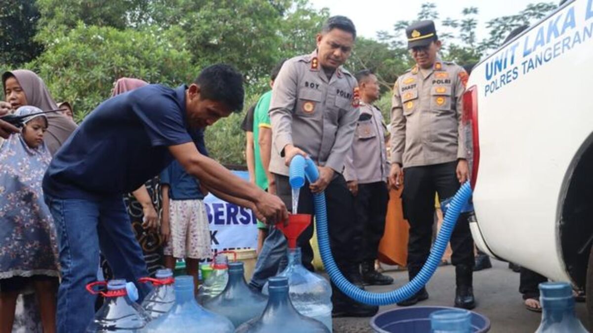 Aksi Responsif! Polda Sumsel Salurkan Air Bersih untuk Warga Muara Lakitan yang Kekeringan 51 IMG 0274 1