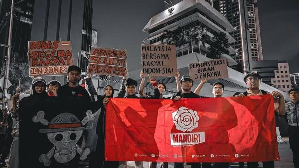 Aksi Mengejutkan Warga Malaysia Gelar Demo Kabut Asap di Depan KBRI 49 IMG 0418