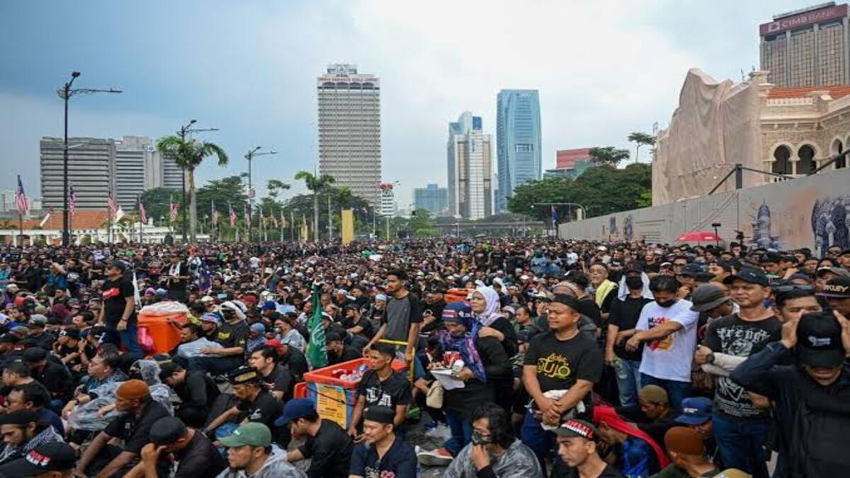 Aksi Mengejutkan Warga Malaysia Gelar Demo Kabut Asap di Depan KBRI 50 IMG 0419