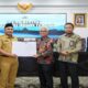 Transparan! Pemprov Sambut Terbuka Pemeriksaan BPK di Jawa Tengah 77 Lima pejabat berdiri berjejer di dalam ruangan, seorang pria di tengah memegang dokumen yang diserahkan kepada rekan di sebelah kirinya