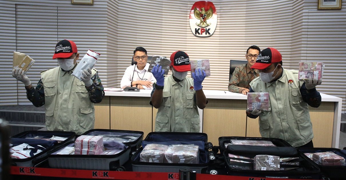 Pengembangan Penyidikan KPK Tahan Tersangka Perkara Importasi Barang di Direktorat Jenderal Bea dan Cukai image large
