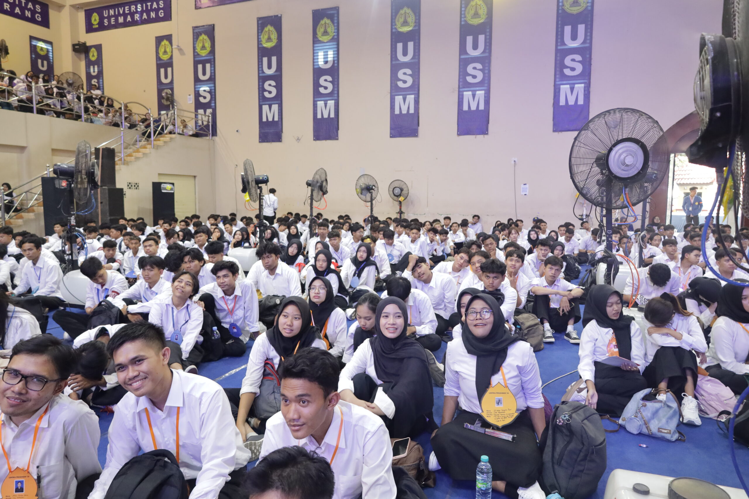 Tribun GOR USM Bergemuruh, Ribuan Maba Unjuk Semangat Antarfakultas di Pakem Day 2 51 USM10100 scaled