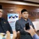 Transparan! Pemprov Siap Jembatani Aspirasi Proyek Panas Bumi Gunung Ungaran 55 Dua orang pria berpeci hitam mengenakan pakaian resmi sedang memberikan keterangan kepada wartawan