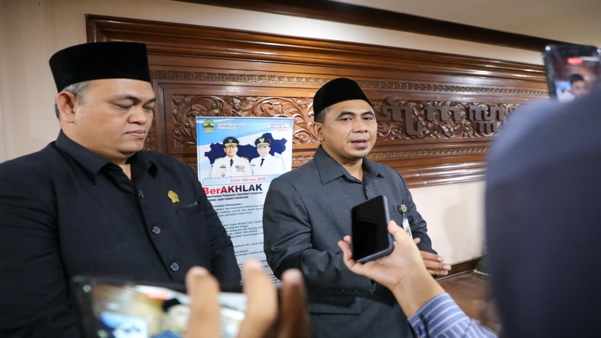 Transparan! Pemprov Siap Jembatani Aspirasi Proyek Panas Bumi Gunung Ungaran 51 Dua orang pria berpeci hitam mengenakan pakaian resmi sedang memberikan keterangan kepada wartawan