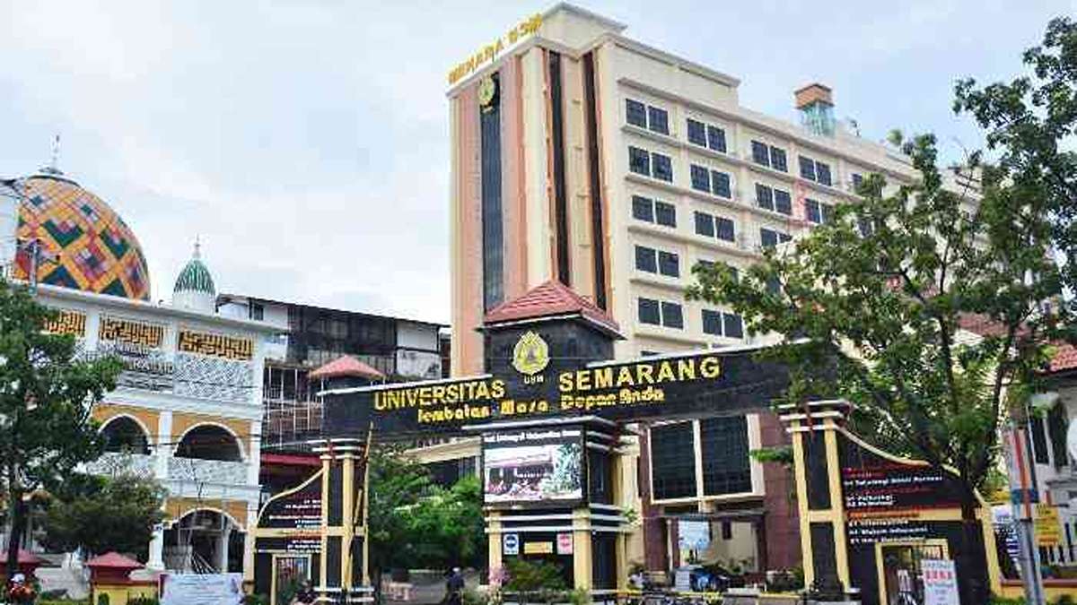 Gedung Menara USM dan gerbang utama Universitas Semarang