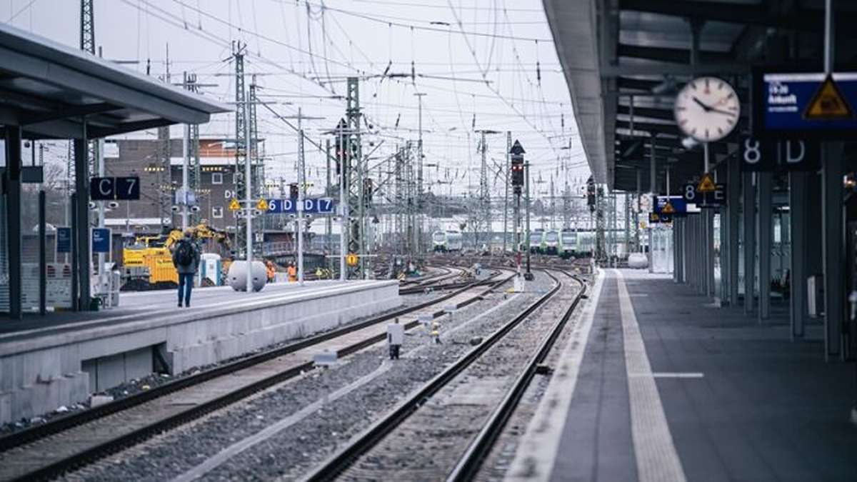 Mencekam! Ledakan di Stasiun Kereta Augsburg Jerman Mengakibatkan 2 Orang Terluka 51 Pemandangan stasiun kereta dengan rel ganda dan peron di kedua sisi di bawah langit mendung