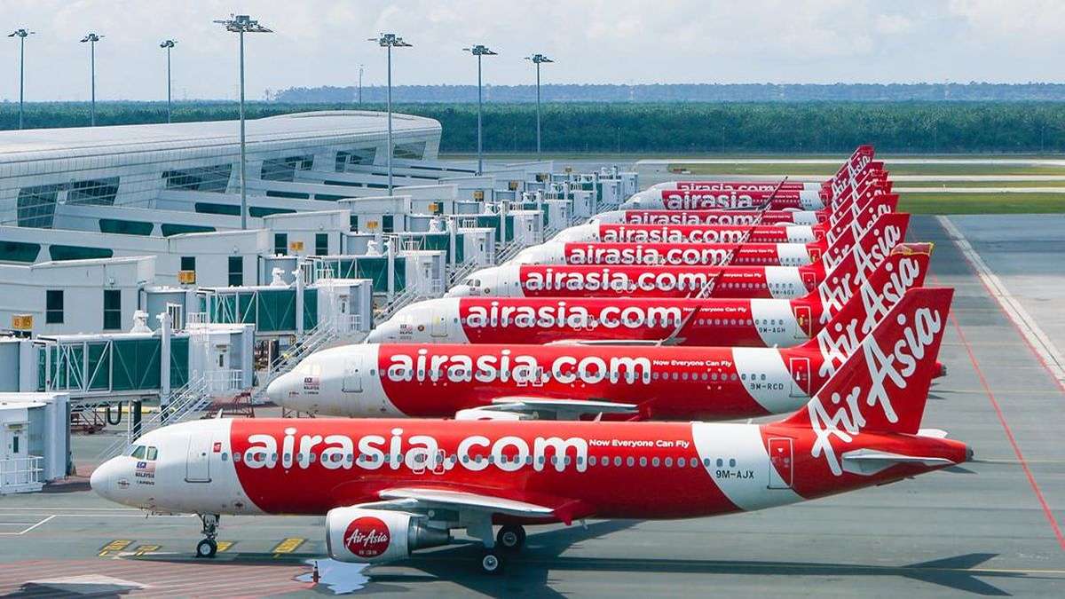 Langkah Berani, AirAsia Cari Dana Segar Triliunan Rupiah demi Restrukturisasi Keuangan 51 Deretan pesawat AirAsia diparkir berurutan di apron bandara di depan terminal