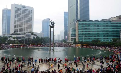 Suasana Bundaran HI di Jakarta yang dipadati warga dengan latar belakang gedung-gedung bertingkat