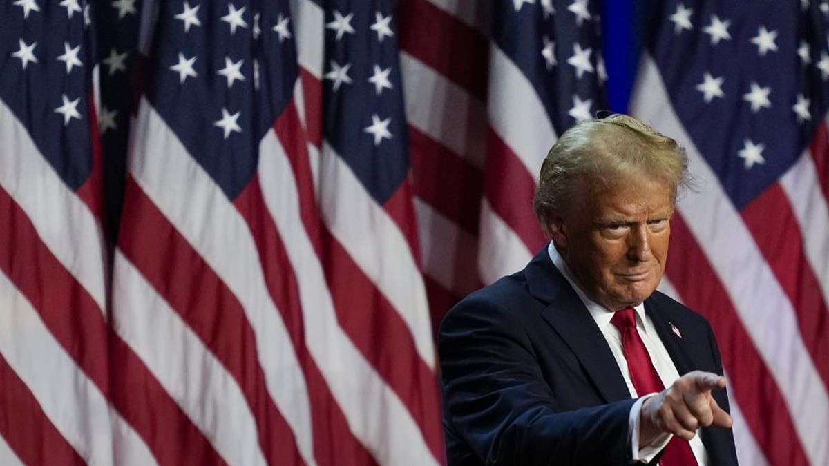 Koin US$ 1 Bergambar Donald Trump Laku Keras dalam Hitungan Jam 52 Donald Trump menunjuk ke depan dengan latar belakang bendera Amerika Serikat