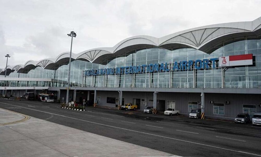 1 Bandara Kualanamu Lumpuh Penerbangan Batal Erupsi Sinabung, Tampak depan gedung terminal Bandara Internasional Kualanamu dengan arsitektur atap bergelombang dan dinding kaca besar