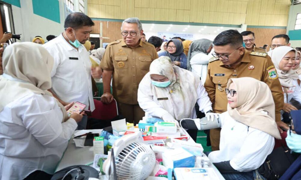Wali Kota dan pejabat setempat memantau pelayanan pemeriksaan kesehatan warga di sebuah gedung