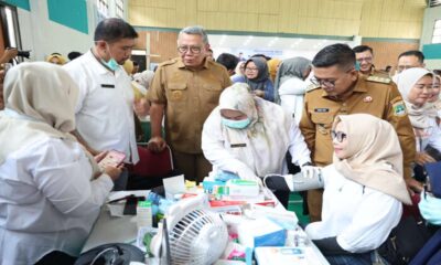 Wali Kota dan pejabat setempat memantau pelayanan pemeriksaan kesehatan warga di sebuah gedung