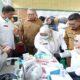 Wali Kota dan pejabat setempat memantau pelayanan pemeriksaan kesehatan warga di sebuah gedung