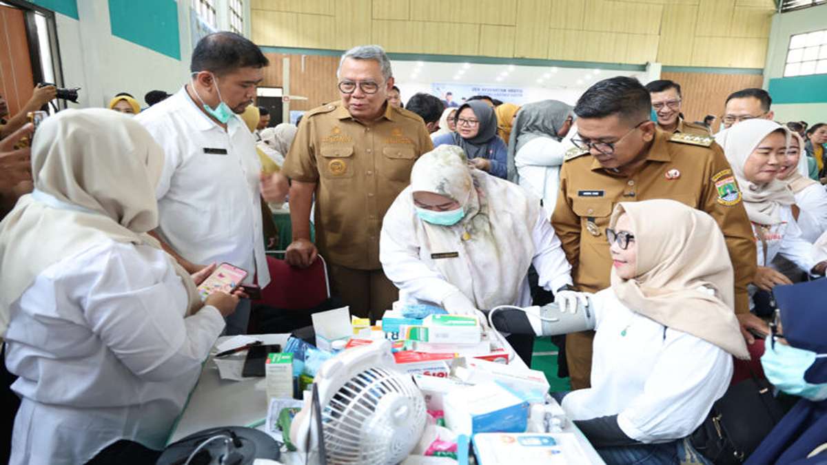Darurat Kesehatan Mental Ribuan Warga Tangsel Terindikasi Depresi di Tengah Tekanan Modern 50 Wali Kota dan pejabat setempat memantau pelayanan pemeriksaan kesehatan warga di sebuah gedung