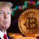 Koin US$ 1 Bergambar Donald Trump Laku Keras dalam Hitungan Jam 54 Donald Trump dengan koin fisik Bitcoin dan grafik pasar keuangan di latar belakang