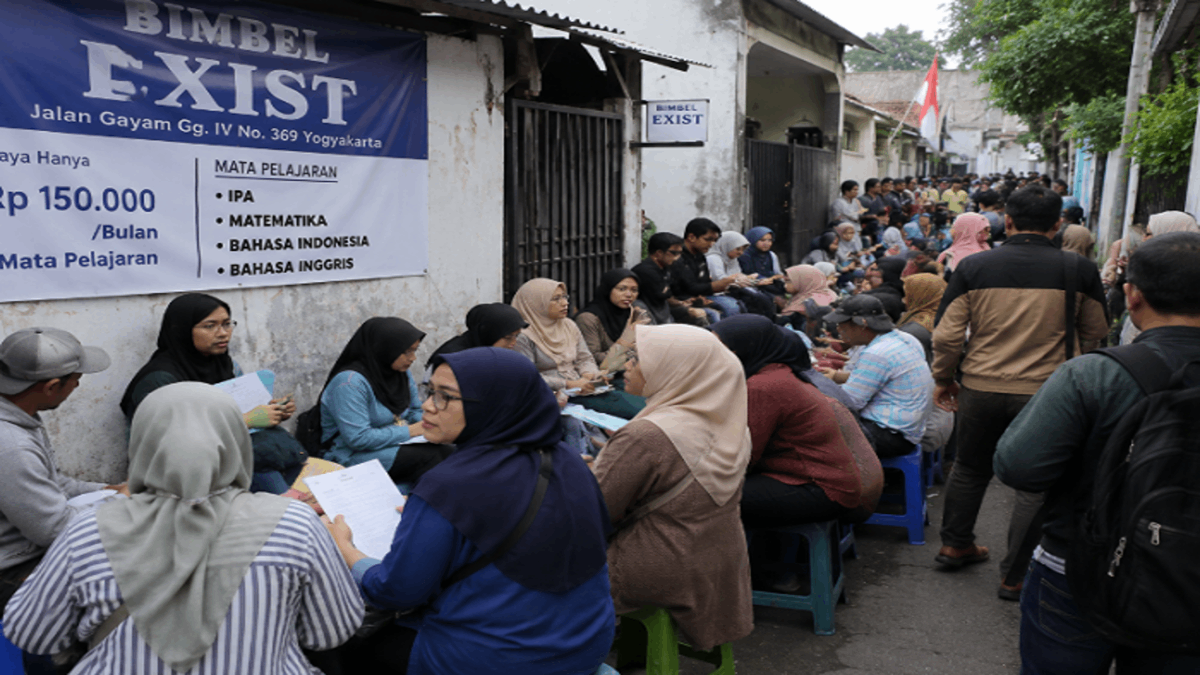 Suasana pendaftaran bimbingan belajar Bimbel Exist di Yogyakarta yang dipadati calon peserta di gang sempit