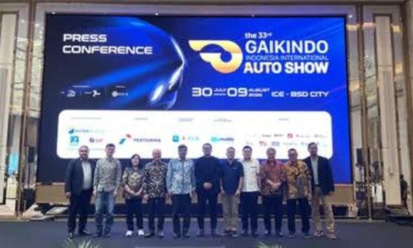 Konferensi pers GAIKINDO Indonesia International Auto Show (GIIAS) dengan latar layar pameran dan jajaran direksi di panggung