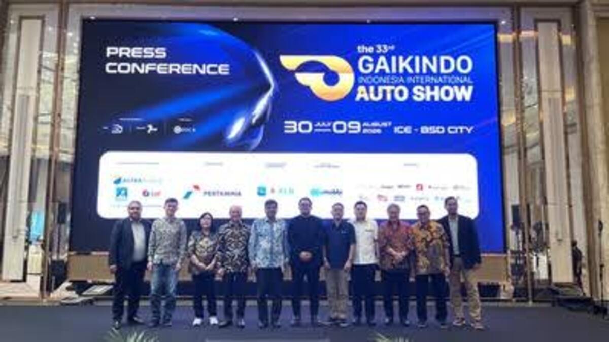 Seru! GIIAS Semarang 2026 Hadirkan Merek dan Teknologi Kendaraan Terbaru 51 Konferensi pers GAIKINDO Indonesia International Auto Show (GIIAS) dengan latar layar pameran dan jajaran direksi di panggung