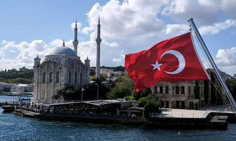 Kapal Kargo Tenggelam di Istanbul 10 Awak Hilang Mencekam, Bendera Turki berkibar dengan latar belakang Masjid Ortakoy dan Selat Bosphorus di Istanbul