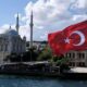 Kapal Kargo Tenggelam di Istanbul 10 Awak Hilang Mencekam, Bendera Turki berkibar dengan latar belakang Masjid Ortakoy dan Selat Bosphorus di Istanbul