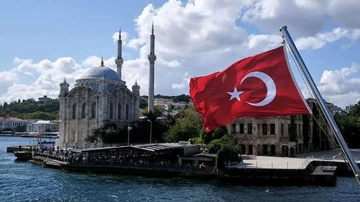 Kapal Kargo Tenggelam di Istanbul 10 Awak Hilang Mencekam 50 Kapal Kargo Tenggelam di Istanbul 10 Awak Hilang Mencekam, Bendera Turki berkibar dengan latar belakang Masjid Ortakoy dan Selat Bosphorus di Istanbul