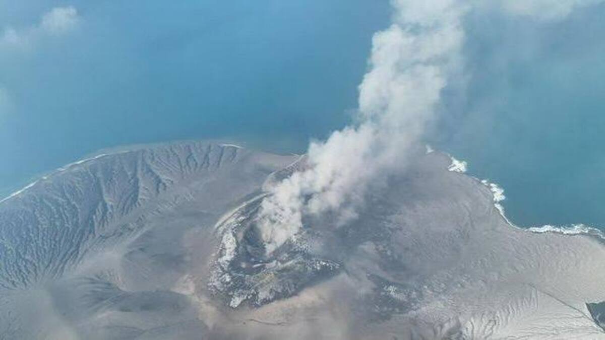 Siaga! Erupsi Anak Krakatau Ganggu Penerbangan, Jateng Siapkan Jalur Alternatif MTQ 51 Foto udara gunung berapi yang sedang meletus dan menyemburkan debu vulkanik ke udara di atas perairan