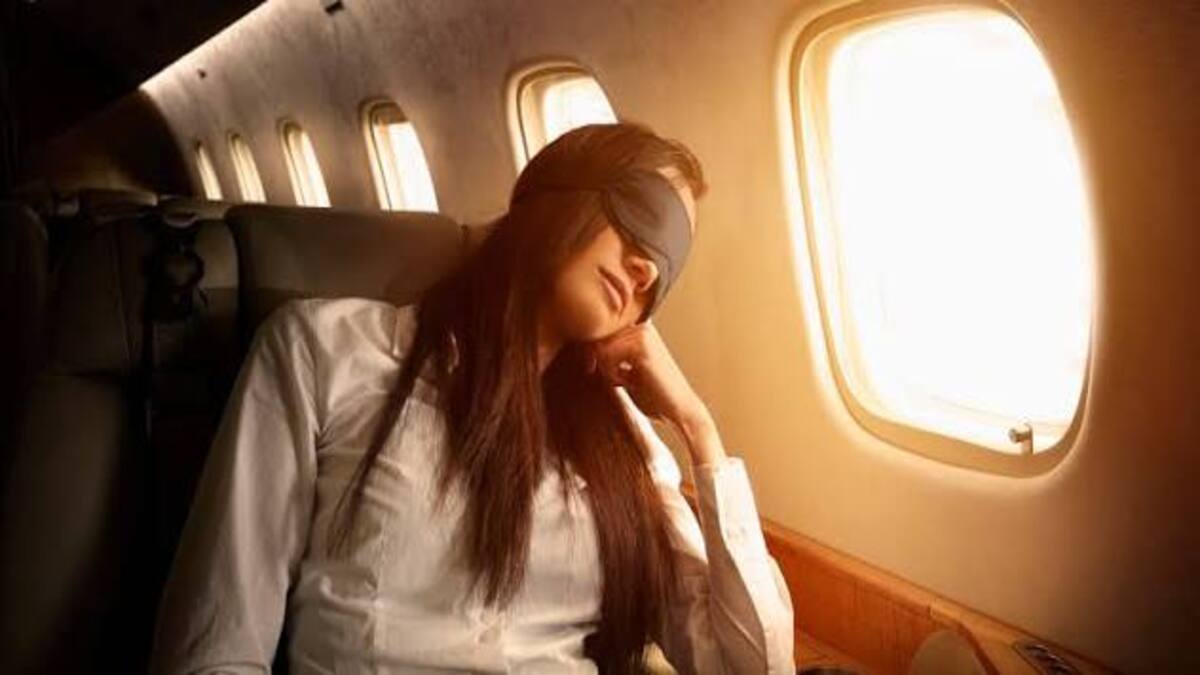 5 Rahasia Ampuh Tips Tidur Nyenyak di Pesawat ala Pramugari