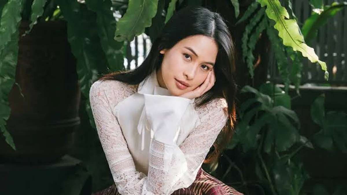 Maudy Ayunda Minta Maaf Usai Dikritik Warganet Terkait Konten Mindfulness 52 Maudy Ayunda berpose di antara tanaman hijau dengan atasan putih berenda