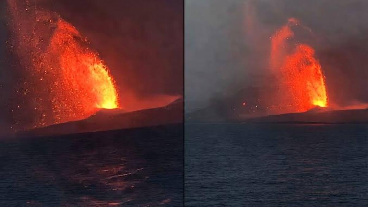 Terungkap! Abu Vulkanik Anak Krakatau Belum Terdeteksi di Jawa Tengah 51 Dua foto yang menampilkan letusan gunung berapi memuntahkan lahar pijar merah menyala di dekat perairan