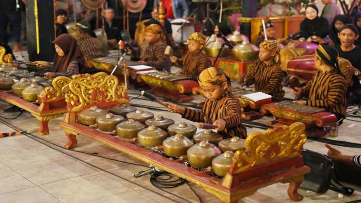Inspiratif! Rembangan Fest 2026 Jadi Panggung Regenerasi Seniman Muda 51 Anak-anak mengenakan busana tradisional Jawa sedang memainkan seperangkat alat musik gamelan