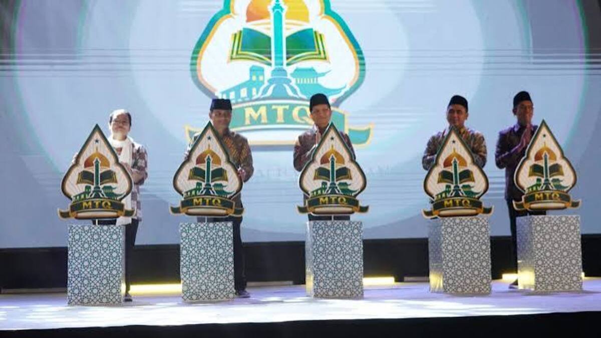 MTQ Nasional XXXI Jadi Momentum Strategis Hidupkan Nilai Al-Qur’an dalam Kehidupan 51 Lima orang pejabat berdiri di atas panggung di depan podium bermotif untuk meresmikan pembukaan MTQ