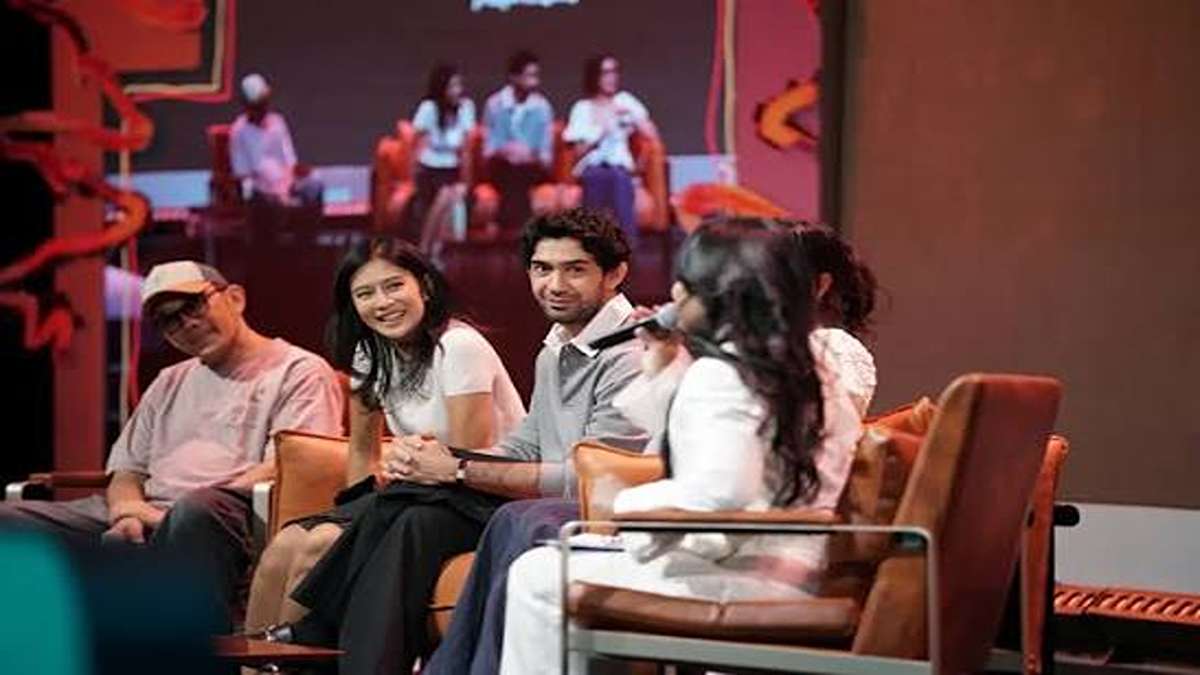 Menakjubkan! Hanung Bramantyo Serius Garap Adaptasi Film Descendants of the Sun Bersama Reza dan Dian 52 Para panelis sedang duduk di sofa dalam sebuah acara diskusi panggung