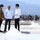 Presiden Joko Widodo dan rombongan meninjau langsung area tambak garam rakyat