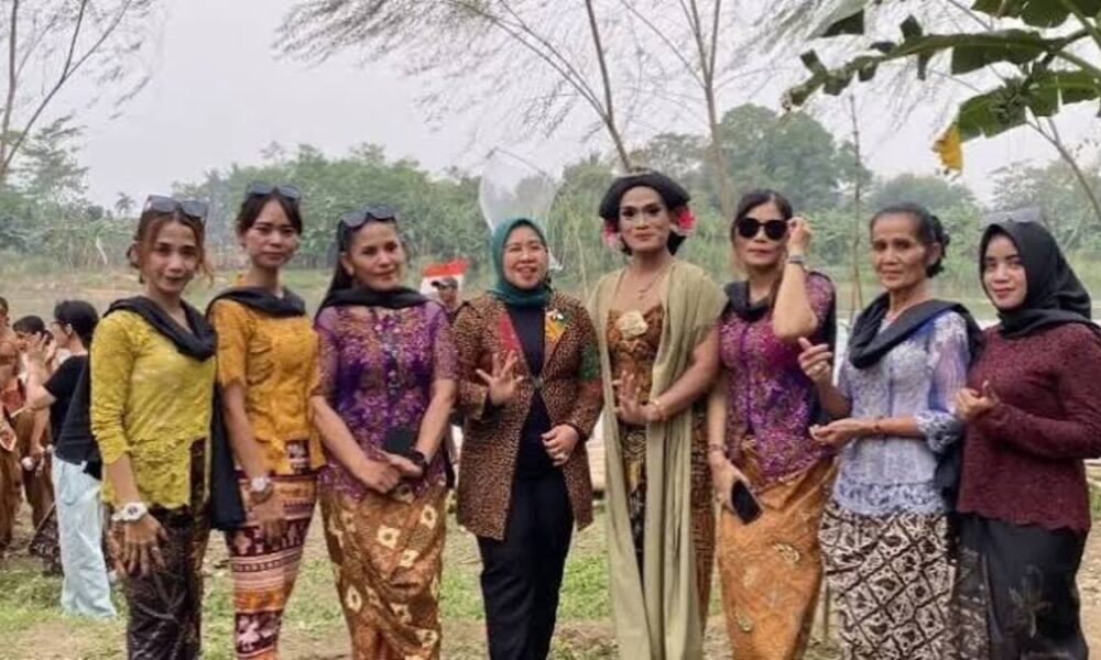 Sekelompok orang berpose mengenakan kebaya dan kain tradisional di area terbuka