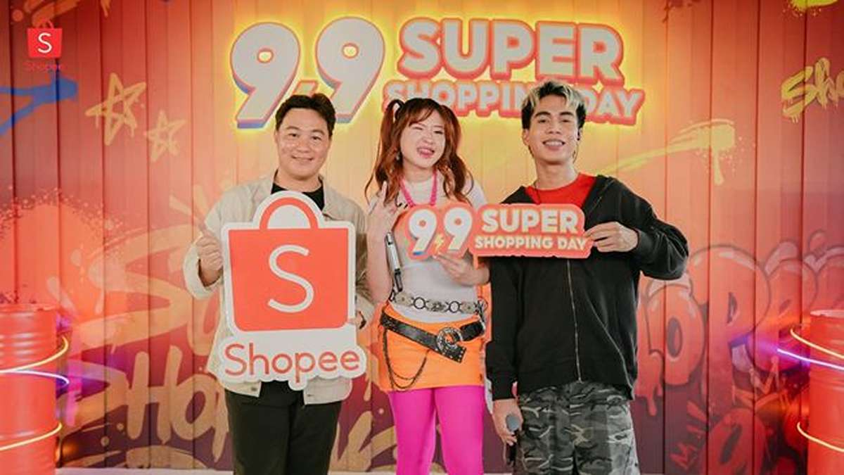 Spektakuler! Shopee x Naykilla Tenxi Ramaikan FYP, Tembus 21 Juta Views di TikTok 51 Tiga orang berpose bersama di acara promosi 9.9 Super Shopping Day Shopee