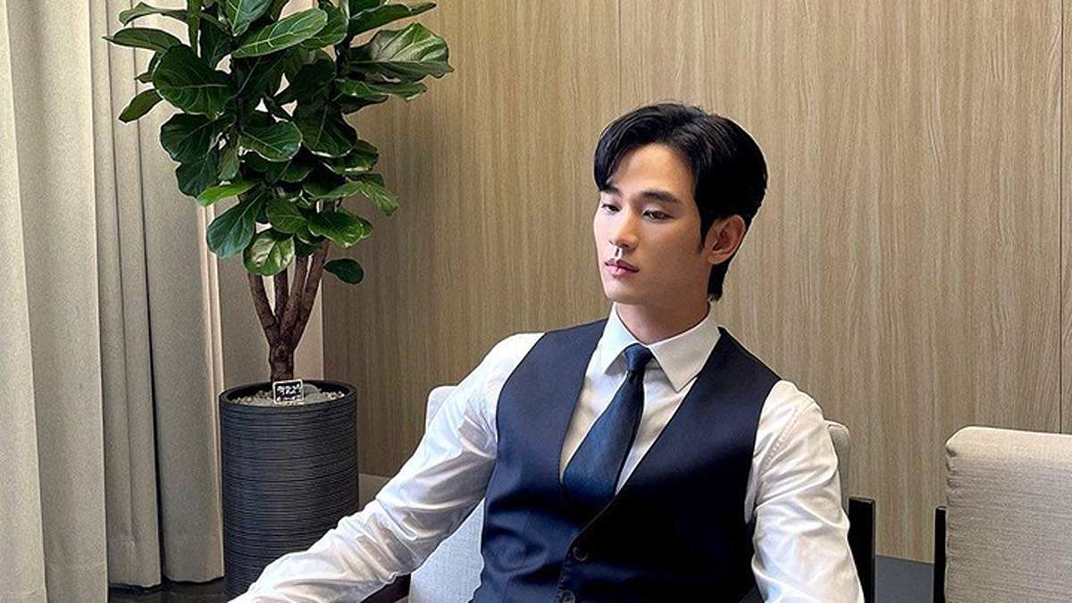 Kontroversi Mengejutkan fans internasional minta Kim Soo Hyun dicoret dari Drama Terbaru 52 Kim Soo-hyun mengenakan kemeja putih dan rompi gelap, duduk di ruangan dengan latar belakang tanaman hias dan dinding kayu